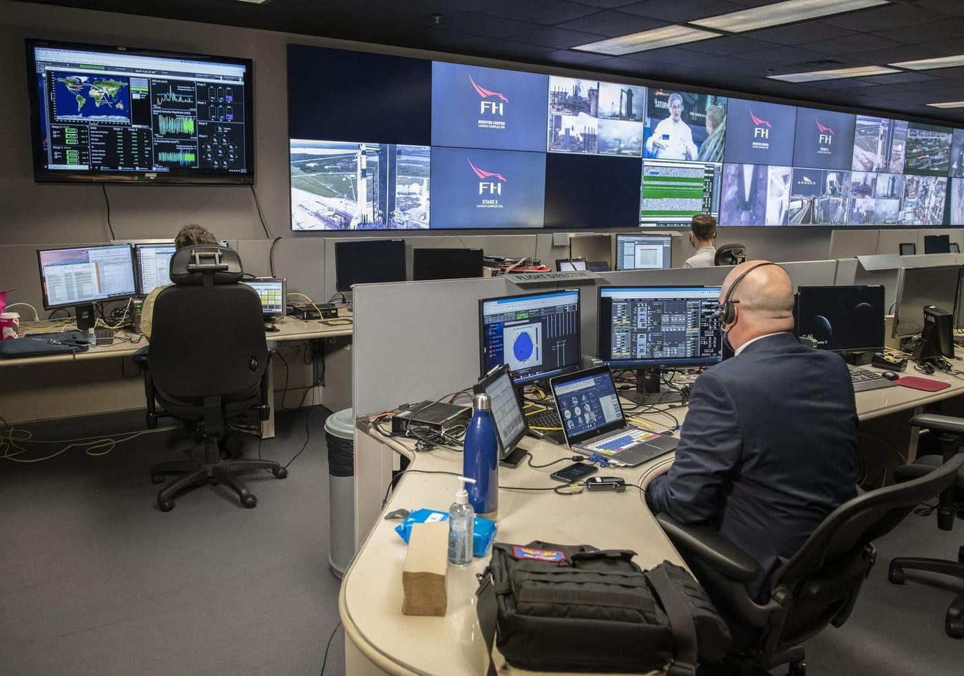MSFC Teams at MSFCC Moniter Launch Conditions for Crew 1 Mission