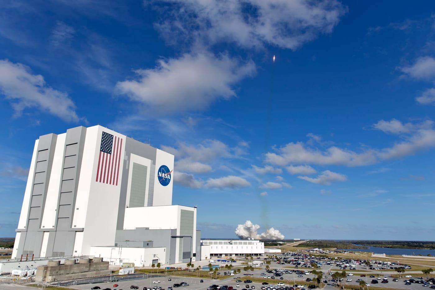 SpaceX Falcon Heavy Demo Flight - Liftoff