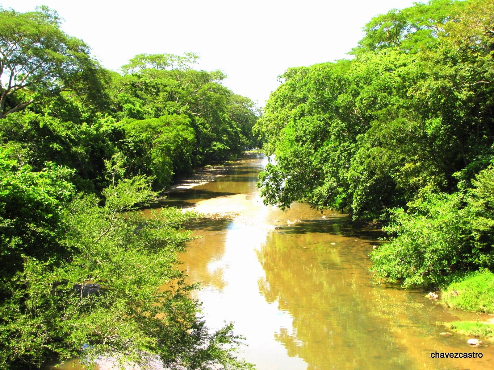 Aguas Zarcas — Rio Metayate (aguas abajo), vista desde el puente de Agua Zarca, Agua Caliente.Chalatenango. - panoramio