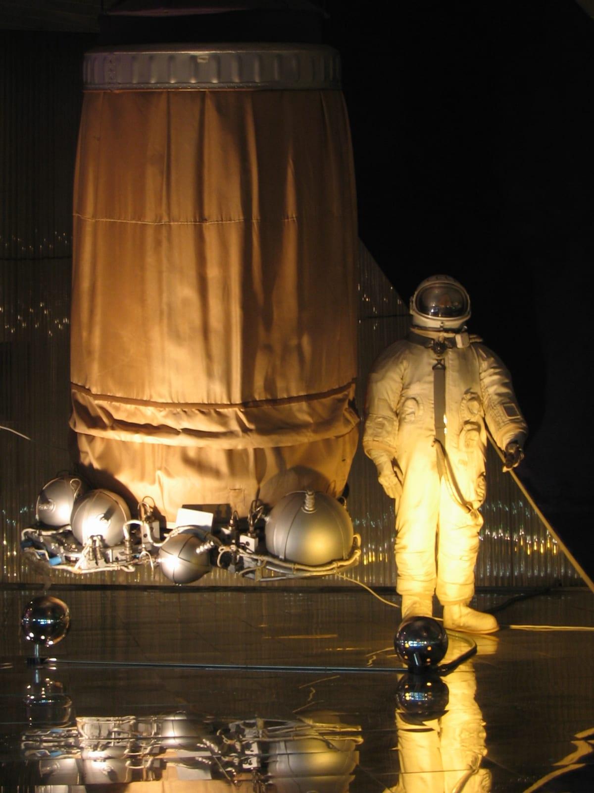 Voskhod 2 — Voskhod-2 airlock and spacesuit