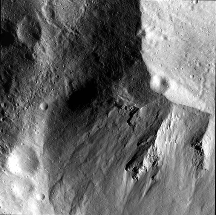 Close-up of Rheasilvia Wall