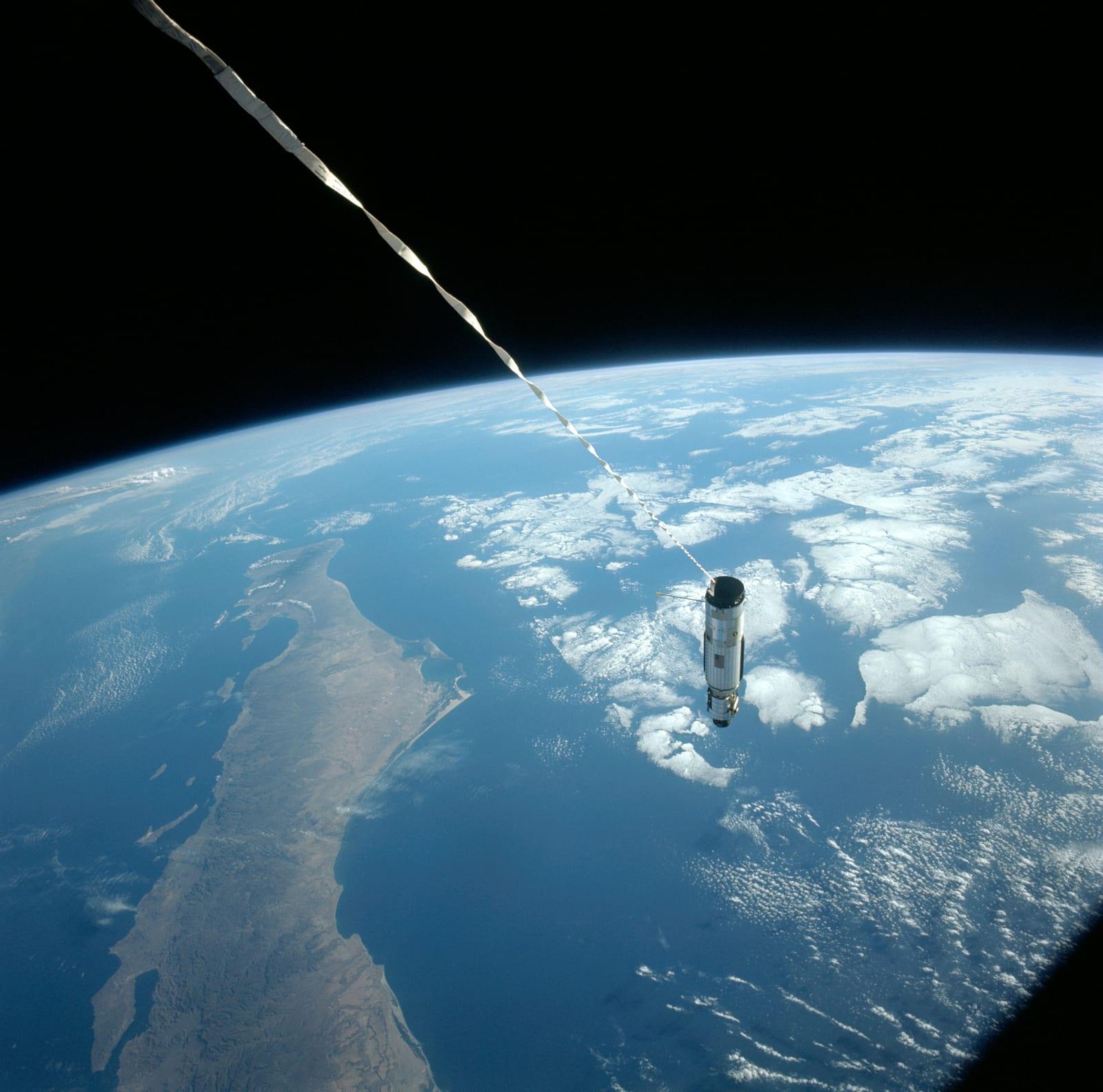 GEMINI-TITAN (GT)-12 - EARTH SKY - AGENA ON TETHER - OUTER SPACE